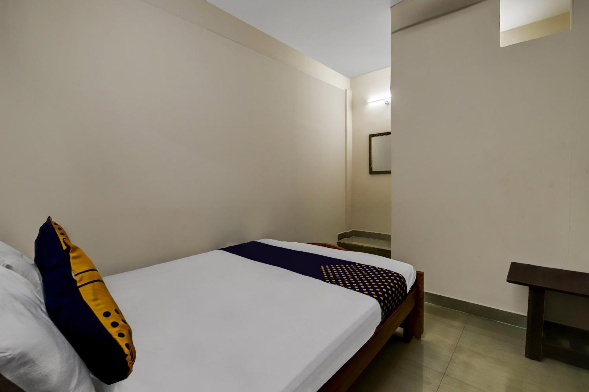 Spot On 73621 Srinivasa Boarding And Lodging Jālahalli Exterior foto