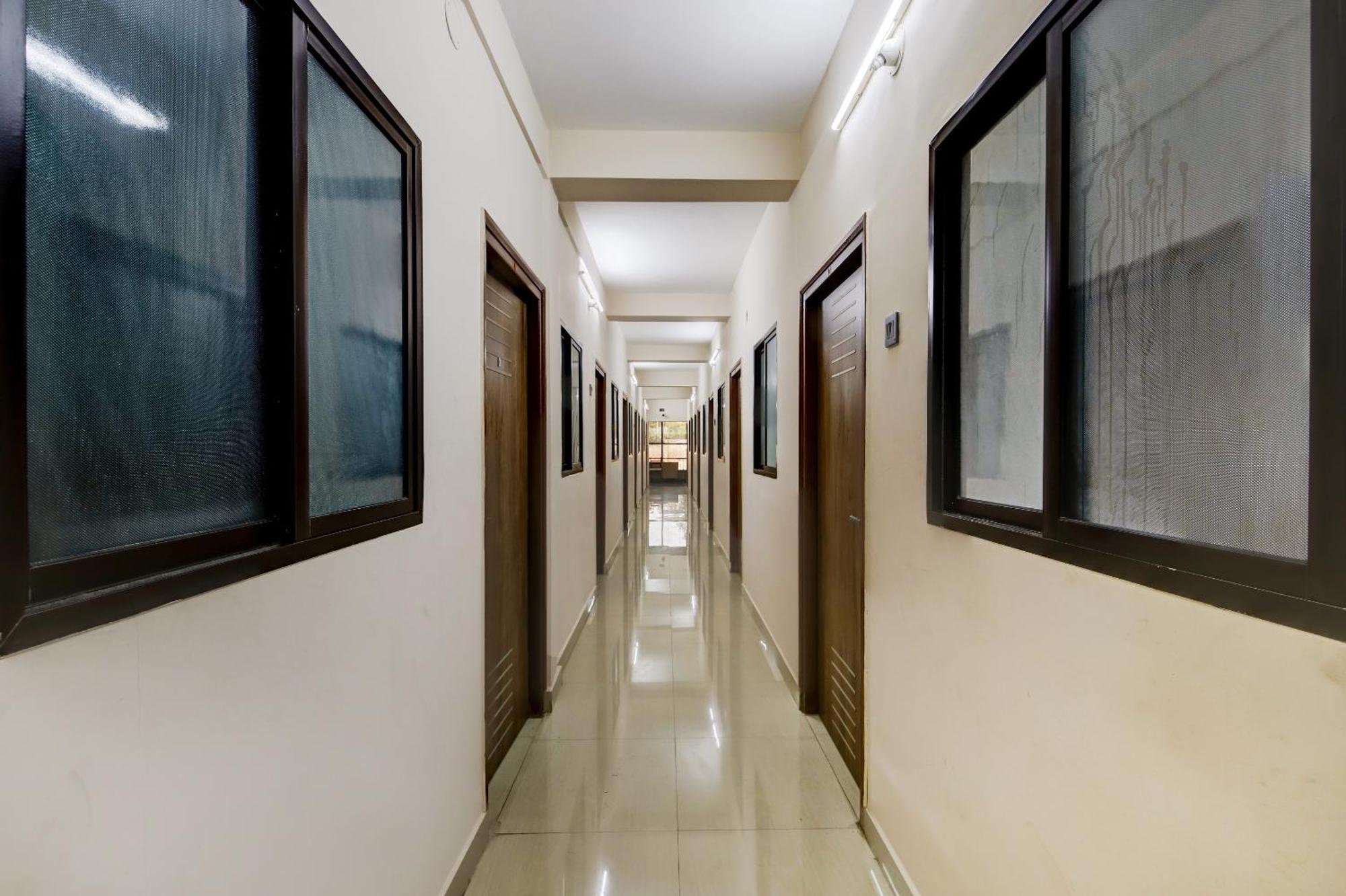 Spot On 73621 Srinivasa Boarding And Lodging Jālahalli Exterior foto